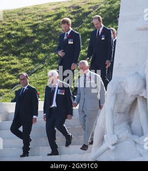 Le président français François Hollande, le prince Charles, le prince de Galles, le prince William, le duc de Cambridge et le prince Harry assistent aux commémorations de la bataille de la crête de Vimy le 9 avril 2017.La bataille de la crête de Vimy a été menée pendant la première Guerre mondiale dans le cadre de la phase initiale de la bataille d'Arras.Bien qu'il soit dirigé par des Britanniques, il a été principalement combattu par le corps canadien.Le Prince de Galles, le duc de Cambridge et le prince Harry, ainsi que des représentants du gouvernement canadien, ont assisté à un service commémoratif du centenaire au Monument commémoratif du Canada à Vimy en France. Banque D'Images