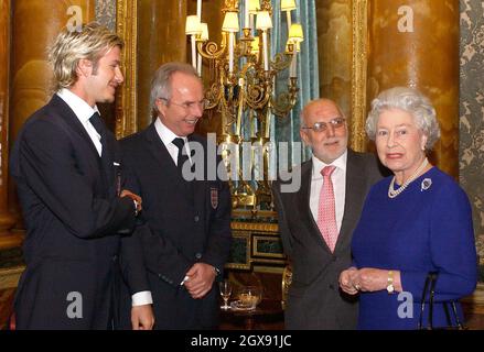 La Reine rencontre Sven Goran Eriksson, David Beckham et l'équipe de football d'Angleterre lors d'une réception pour l'Association de football a tenu un palais de Buckingham.La forte équipe d'Angleterre de 75, avec le personnel de l'arrière-salle ainsi que des joueurs et des cadres de haut niveau, est arrivée au Palais en trois entraîneurs.La réception des boissons et des canapés a été organisée dans la salle de dessin bleue du Palais où le président de la FA, Geoffrey Thompson, ainsi que l'entraîneur et le capitaine de l'Angleterre, ont été les premiers à rencontrer la Reine.Demi-longueur. Banque D'Images