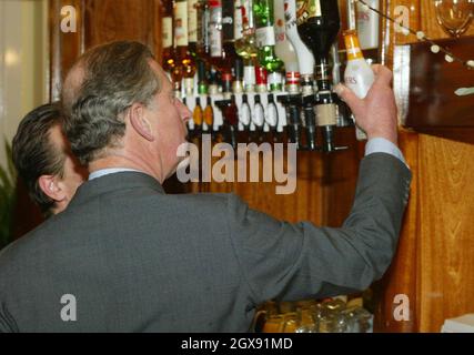 Le Prince Charles lors de sa visite au village de Poundbury à Dorset.Le Prince a officiellement ouvert le pub poète lauréat, la première maison publique de Poundbury, et a rencontré des élèves de l'école de Bovington qui planteront des arbres dans la région pour marquer le Jubilé d'or de la Reine. Tête de lit. Verre. Spiritueux. Banque D'Images