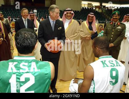 Le Prince de Galles (à droite) serre la main avec des joueurs de basket-ball handicapés au complexe de la Fédération saoudienne des sports pour les besoins spéciaux, à la périphérie de la capitale Riyad.Le Prince était au complexe sportif pour assister à l'entraînement de deux équipes, dans le cadre du programme de coopération sportive entre les Britanniques et les Saoudiens.Â Anwar Hussein/allactiondigital.com Banque D'Images