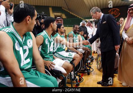 Le Prince de Galles (à droite) serre la main avec des joueurs de basket-ball handicapés au complexe de la Fédération saoudienne des sports pour les besoins spéciaux, à la périphérie de la capitale Riyad.Le Prince était au complexe sportif pour assister à l'entraînement de deux équipes, dans le cadre du programme de coopération sportive entre les Britanniques et les Saoudiens.Â Anwar Hussein/allactiondigital.com Banque D'Images