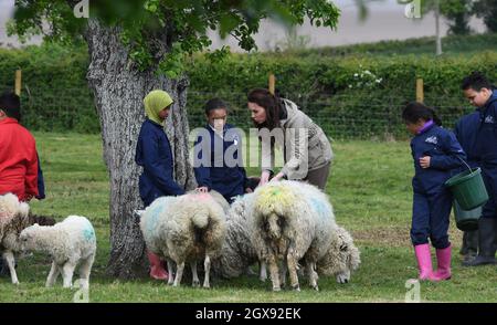 Catherine, Duchesse de Cambridge, visite de Farms for City Children à Arlingham, Gloucestershire, le 03 mai 2017.Farm for City Children est une association caritative qui offre aux enfants du Royaume-Uni une chance de vivre et de travailler sur une véritable ferme pendant une semaine Banque D'Images