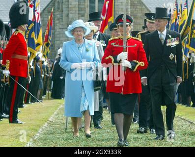 La Reine et le duc d'Édimbourg marchent derrière l'épée d'État pendant qu'elle préside la cérémonie de Tynwald lors d'une visite d'une journée à l'île de Man. Banque D'Images