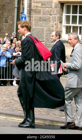 FIFE, ÉCOSSE - 23 JUIN : le Prince William sourit aux adeptes du wellwishers après sa cérémonie de remise des diplômes à l'Université de St Andrews, le 15 juin 2005, à St Andrew's, en Écosse.Le Prince reçoit sa maîtrise ès arts 2:1 (avec distinction) en géographie à la plus ancienne université d'Écosse, marquant ainsi la fin de ses études universitaires.Anwar Hussein/allactiondigital.com Banque D'Images