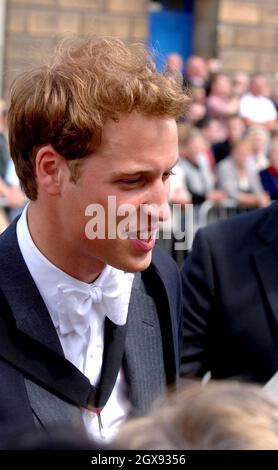 FIFE, ÉCOSSE - 23 JUIN : le Prince William sourit aux adeptes du wellwishers après sa cérémonie de remise des diplômes à l'Université de St Andrews, le 15 juin 2005, à St Andrew's, en Écosse.Le Prince reçoit sa maîtrise ès arts 2:1 (avec distinction) en géographie à la plus ancienne université d'Écosse, marquant ainsi la fin de ses études universitaires.Anwar Hussein/allactiondigital.com Banque D'Images