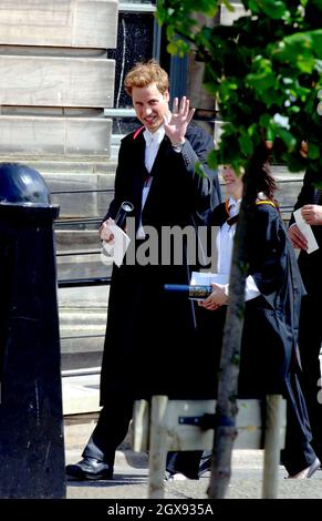 FIFE, ÉCOSSE - 23 JUIN : le Prince William sourit aux adeptes du wellwishers après sa cérémonie de remise des diplômes à l'Université de St Andrews, le 15 juin 2005, à St Andrew's, en Écosse.Le Prince reçoit sa maîtrise ès arts 2:1 (avec distinction) en géographie à la plus ancienne université d'Écosse, marquant ainsi la fin de ses études universitaires.Anwar Hussein/allactiondigital.com Banque D'Images