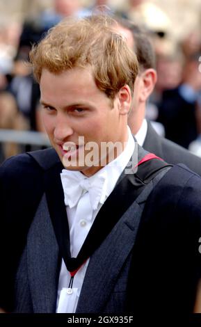 FIFE, ÉCOSSE - 23 JUIN : le Prince William sourit aux adeptes du wellwishers après sa cérémonie de remise des diplômes à l'Université de St Andrews, le 15 juin 2005, à St Andrew's, en Écosse.Le Prince reçoit sa maîtrise ès arts 2:1 (avec distinction) en géographie à la plus ancienne université d'Écosse, marquant ainsi la fin de ses études universitaires.Anwar Hussein/allactiondigital.com Banque D'Images