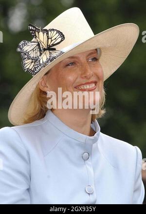 La comtesse de Wessex, vêtue d'un chapeau décoré de papillons, sourit pendant qu'elle visite la fête du jardin des prix du duc d'Édimbourg à Buckingham Palace, dans le centre de Londres.Vue de dessus.Â Anwar Hussein/allaction.co.uk Banque D'Images