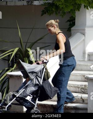 Beth Winslet, la sœur de Kate Winslet, emmène la petite fille de Kate, Mia, chez l'actrice du nord de Londres. Banque D'Images