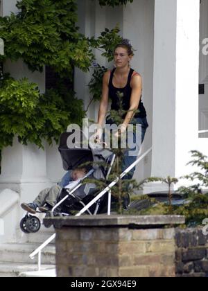 Beth Winslet, la sœur de Kate Winslet, emmène la petite fille de Kate, Mia, chez l'actrice du nord de Londres. Banque D'Images