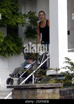 Beth Winslet, la sœur de Kate Winslet, emmène la petite fille de Kate, Mia, chez l'actrice du nord de Londres. Banque D'Images