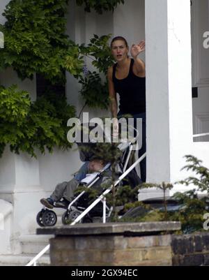 Beth Winslet, la sœur de Kate Winslet, emmène la petite fille de Kate, Mia, chez l'actrice du nord de Londres. Banque D'Images