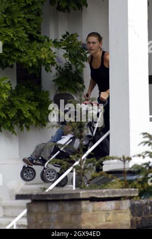 Beth Winslet, la sœur de Kate Winslet, emmène la petite fille de Kate, Mia, chez l'actrice du nord de Londres. Banque D'Images