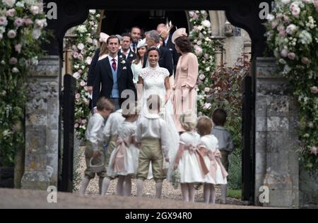 Pippa Middleton et James Matthews, entourés par leur famille et leurs amis, dont Catherine, duchesse de Cambridge, partent après leur cérémonie de mariage à l'église St Marc, Englefield Green Banque D'Images