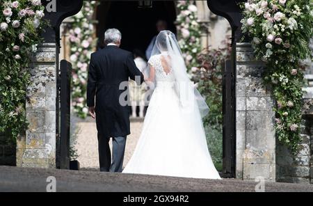 Pippa Middleton arrive avec son père Michael Middleton pour son mariage avec James Matthews à l'église St Marc, Englefield Green Banque D'Images