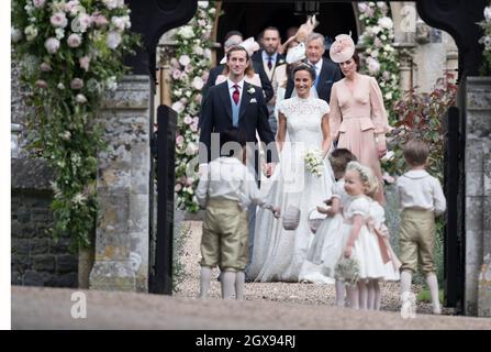 Pippa Middleton et James Matthews, entourés par leur famille et leurs amis, dont Catherine, duchesse de Cambridge, partent après leur cérémonie de mariage à l'église St Marc, Englefield Green Banque D'Images