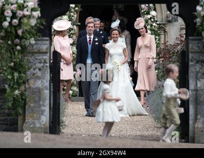 Pippa Middleton et James Matthews, entourés par leur famille et leurs amis, dont Catherine, duchesse de Cambridge, partent après leur cérémonie de mariage à l'église St Marc, Englefield Green Banque D'Images