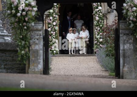 Les garçons de page et les filles de fleurs, y compris Prince George et la princesse Charlotte, mènent la voie alors que Pippa Middleton et James Matthews quittent l'église St Marc, Englefield Green après leur mariage Banque D'Images