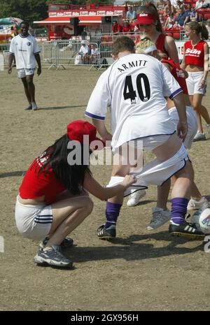 Bobby Armitt de l'équipe de Dreamteam a son short tiré vers le bas par une fille page 3 à la session du dimanche du Sun Footie Festival qui a eu lieu à Clapham Common à Londres.Â©skycastle/allaction.co.uk Banque D'Images