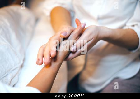 Belle photo en gros plan de la paume et de la main pendant le massage au spa. Jeune femme soins de la peau. Belle femme. Un mode de vie sain. Cosmétiques naturels Banque D'Images