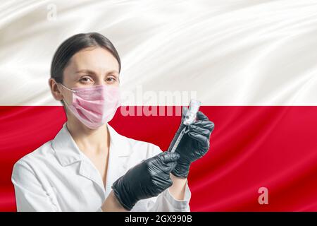 La jeune fille prépare la vaccination contre le fond du drapeau de Pologne. Concept de vaccination Pologne. Banque D'Images