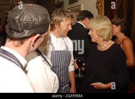 Mme Camilla Parker-Bowles s'entretient avec Jamie Oliver (au centre) et deux étudiants de son restaurant Fifteen à Clarence House, la résidence officielle du Prince de Galles à Londres, où le célèbre chef et sa jeune équipe ont préparé une fête biologique pour le prince et les invités VIP ce soir.Le prince accueillait le repas pour marquer les progrès de l'alimentation biologique et de l'agriculture au cours des dix dernières années.Il est un passionné de l'agriculture biologique et sa propre gamme de produits Duché Originals est l'une des principales marques de produits biologiques au Royaume-Uni - Anwar Hussein/allactiondigital.com Banque D'Images