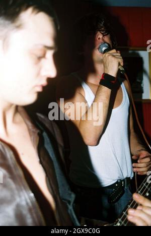 Les Libertines, réunis avec le chanteur Pete Doherty après sa récente libération de prison, jouent un concert surprise au pub Duke of Clarence à Islington, Londres. Banque D'Images