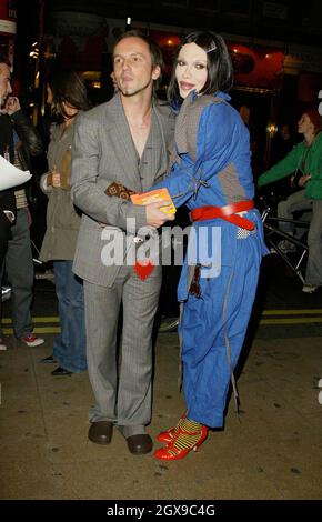 Pete Burns et ami à la projection à Londres de Party Monster, qui a été le film choisi pour la réouverture du cinéma Curzon à Soho. Burns était le chanteur principal du groupe des années 80 Dead or Alive. Banque D'Images