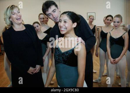 La comtesse de Wessex pose avec des dancersballets lorsqu'elle a visité la Central School of Ballet à Londres où elle doit devenir Patron Banque D'Images