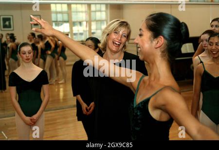 La comtesse de Wessex pose avec des dancersballets lorsqu'elle a visité la Central School of Ballet à Londres où elle doit devenir Patron Banque D'Images