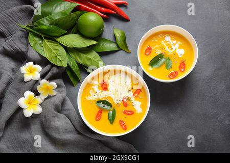 Citrouille épicée thaï et lait de coco soupe avec les feuilles de combava , red chili et galanga racines en poudre. Végétalien, alimentation saine, sans gluten. Régime paléo- Banque D'Images