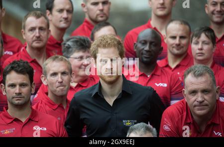 Le Prince Harry pose avec l'équipe du Royaume-Uni au lancement des Invictus Games Toronto 2017 à la Tour de Londres le 30 mai 2017 Banque D'Images