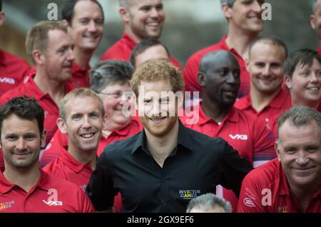 Le Prince Harry pose avec l'équipe du Royaume-Uni au lancement des Invictus Games Toronto 2017 à la Tour de Londres le 30 mai 2017 Banque D'Images