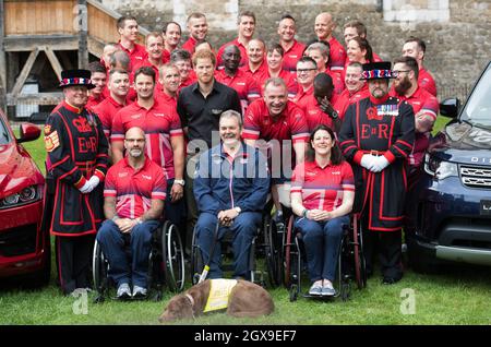 Le Prince Harry pose avec l'équipe du Royaume-Uni au lancement des Invictus Games Toronto 2017 à la Tour de Londres le 30 mai 2017 Banque D'Images