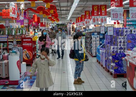 Les consommateurs chinois magasinent dans un supermarché Carrefour à Beijing, en Chine. 06 octobre 2021 Banque D'Images