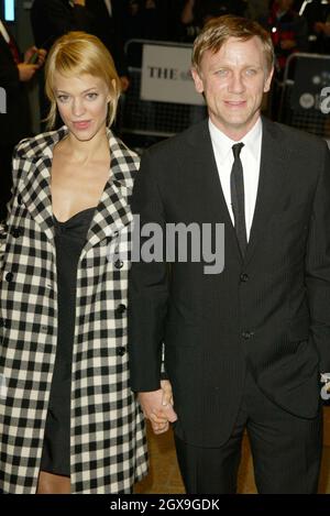 Daniel Craig et l'actrice allemande Heike Makatsch au Gala de la nuit de clôture du Festival du film de Londres. Les célébrités ont regardé le film Sylvia à l'Odeon Leicester Square Banque D'Images