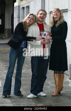 Tamzin Malleson (robe noire), Martin Freeman et Sarah Alexander aux nominés des British Comedy Awards 2003 à l'hôtel Savoy. Banque D'Images