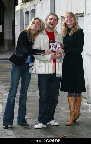 Tamzin Malleson (robe noire), Martin Freeman et Sarah Alexander aux nominés des British Comedy Awards 2003 à l'hôtel Savoy. Banque D'Images