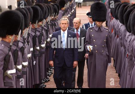 LE président AMÉRICAIN George Bush (Front) marche avec le duc d'Édimbourg (Centre) lors d'une inspection de la Garde d'honneur, pour la cérémonie officielle de l'État américain qui a lieu au Palais de Buckingham.Â Anwar Hussein/allactiondigital.com Banque D'Images