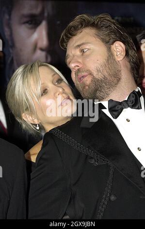 L'acteur australien Russell Crowe parle avec son épouse Danielle Spencer lors de la première royale de « Master and Commander: The Far Side of the World », qui a été projeté à l'Odéon à Leicester Square, Londres.Â Anwar Hussein/allactiondigital.com Banque D'Images