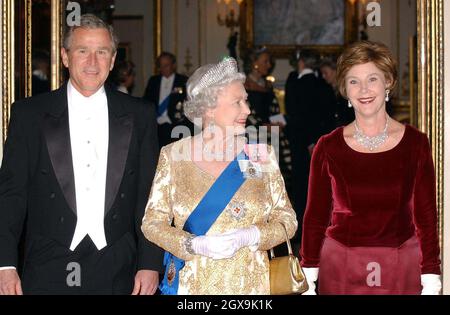 George Bush avec la Reine au banquet d'État mis en place pour le président américain et sa femme Laura (à droite) au palais de Buckingham.Â Anwar Hussein/allactiondigital.com Banque D'Images