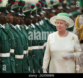 La reine Elizabeth II de Grande-Bretagne inspecte la garde d'honneur à son arrivée à l'aéroport d'Abuja au Nigeria, au début de sa visite, au cours de laquelle elle assistera à la réunion des chefs de gouvernement du Commonwealth.Â©ANWAR HUSSEIN/ALLACTIONDIGITAL.COM PAS D'UTILISATION AU ROYAUME-UNI PENDANT 28 JOURS - PRÊT À L'EMPLOI LE 2 JANVIER 2004 Banque D'Images