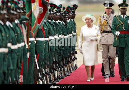 La reine Elizabeth II de Grande-Bretagne inspecte une gurade d'honneur à son arrivée à l'aéroport d'Abuja au Nigeria, au début de sa visite, au cours de laquelle elle assistera à la réunion des chefs de gouvernement du Commonwealth.Â©ANWAR HUSSEIN/ALLACTIONDIGITAL.COM PAS D'UTILISATION AU ROYAUME-UNI PENDANT 28 JOURS - PRÊT À L'EMPLOI LE 2 JANVIER 2004 Banque D'Images