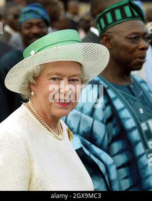 La reine Elizabeth II de Grande-Bretagne est accompagnée de la présidente nigériane Olusegun Obasanjo, à droite, à son arrivée à l'aéroport d'Abuja au Nigeria, au début de sa visite, au cours de laquelle elle assistera à la réunion des chefs de gouvernement du Commonwealth.Â©ANWAR HUSSEIN/ALLACTIONDIGITAL.COM PAS D'UTILISATION AU ROYAUME-UNI PENDANT 28 JOURS - PRÊT À L'EMPLOI LE 2 JANVIER 2004 Banque D'Images
