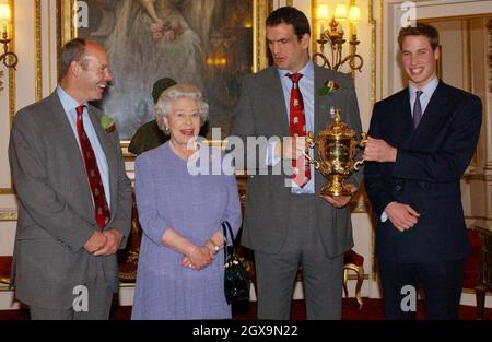 La reine Elizabeth II de Grande-Bretagne pose avec le prince William, l'entraîneur d'Angleterre Clive Woodward (à droite) et le capitaine d'équipe Martin Johnson lors d'une réception au palais de Buckingham à Londres pour célébrer la victoire de la coupe du monde de rugby.Plus tôt, l'équipe avait défilé le trophée à travers le West End dans une procession de bus à toit ouvert.Â Anwar Hussein/allactiondigital.com Banque D'Images