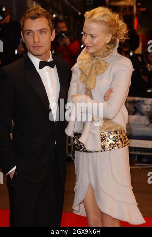 Jude Law et Nicole Kidman photographiés pour assister à la première de la Charité royale européenne de 'Cold Mountain', tenue à l'Odeon, Leicester Square. Banque D'Images