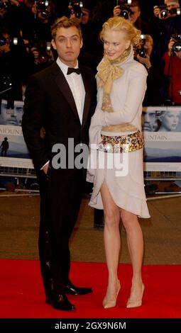 Jude Law et Nicole Kidman photographiés pour assister à la première de la Charité royale européenne de 'Cold Mountain', tenue à l'Odeon, Leicester Square. Banque D'Images