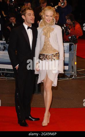 Jude Law et Nicole Kidman photographiés pour assister à la première de la Charité royale européenne de 'Cold Mountain', tenue à l'Odeon, Leicester Square. Banque D'Images