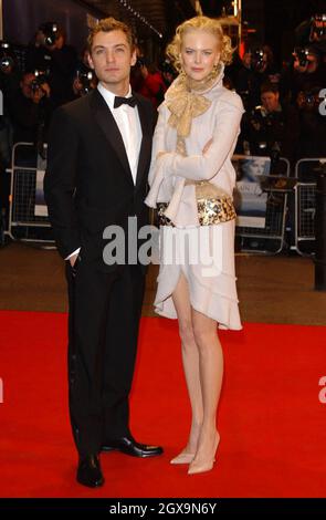 Nicole Kidman et Jude Law photographiés pour assister à la première de la Charité royale européenne de 'Cold Mountain', tenue à l'Odeon, Leicester Square. Banque D'Images