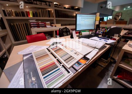 Architecte et designer intérieur table de travail avec équipement et matériel échantillon / maison rénovation concept Banque D'Images